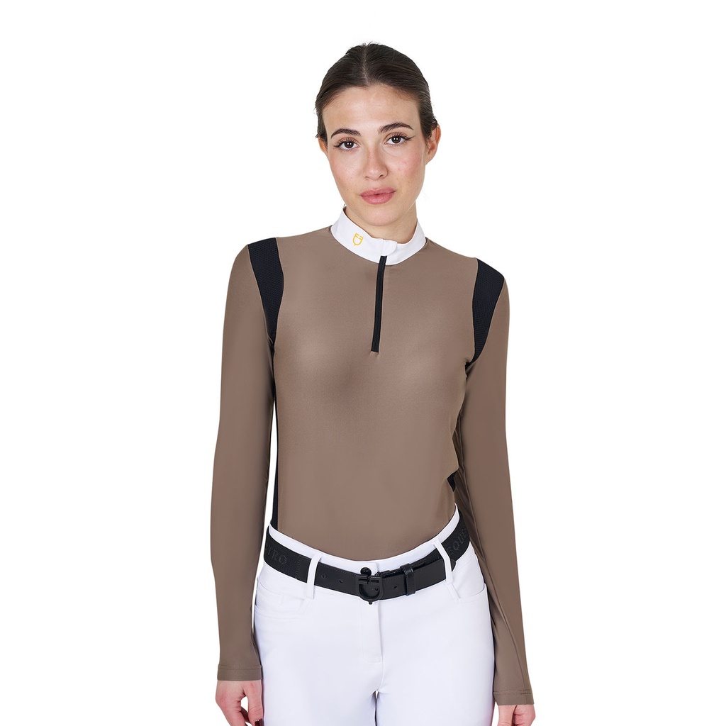 Polo feminina slim fit em tecido tecnológico