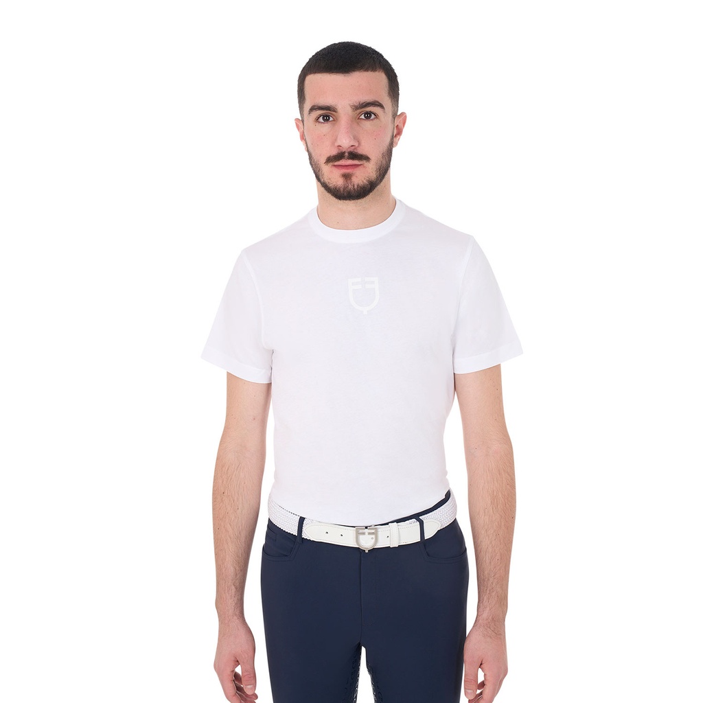 Camiseta básica masculina com logotipo tom sobre tom