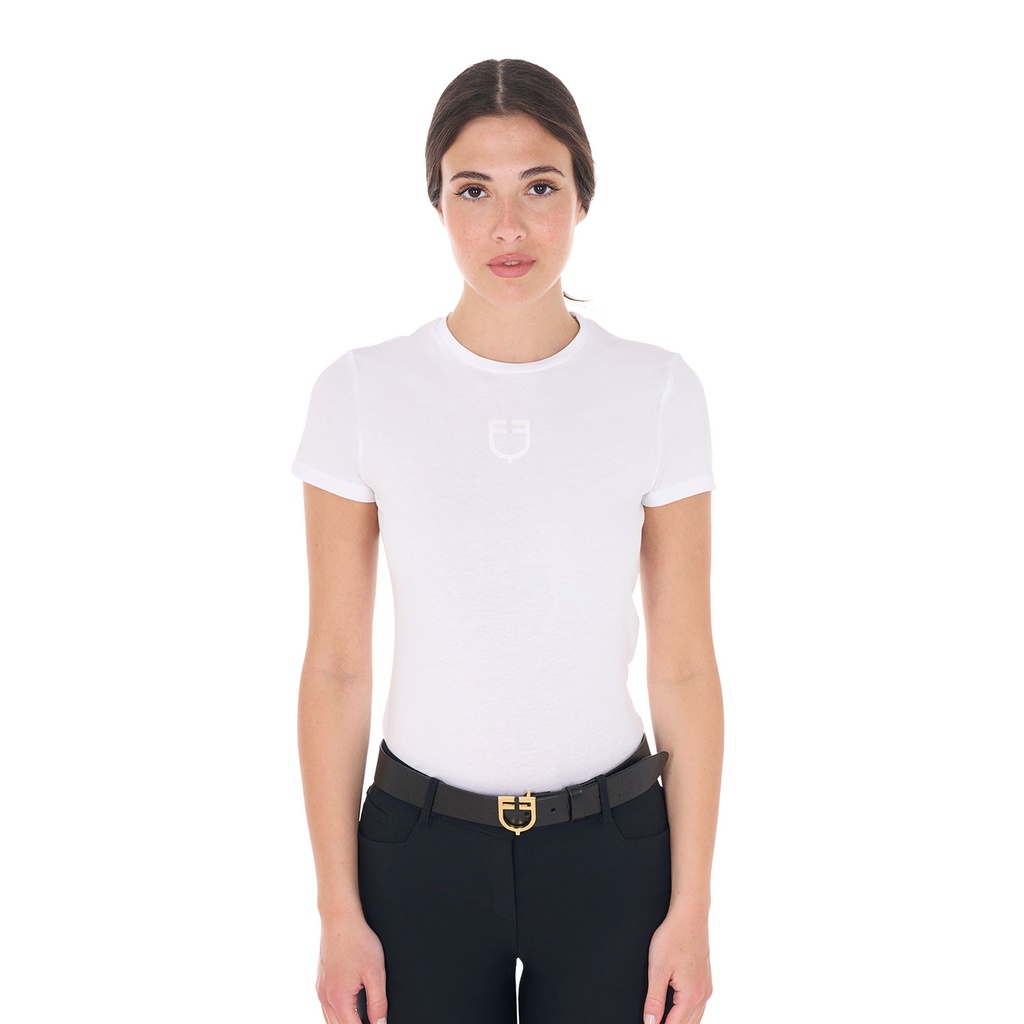 Camiseta básica feminina com logotipo tom sobre tom
